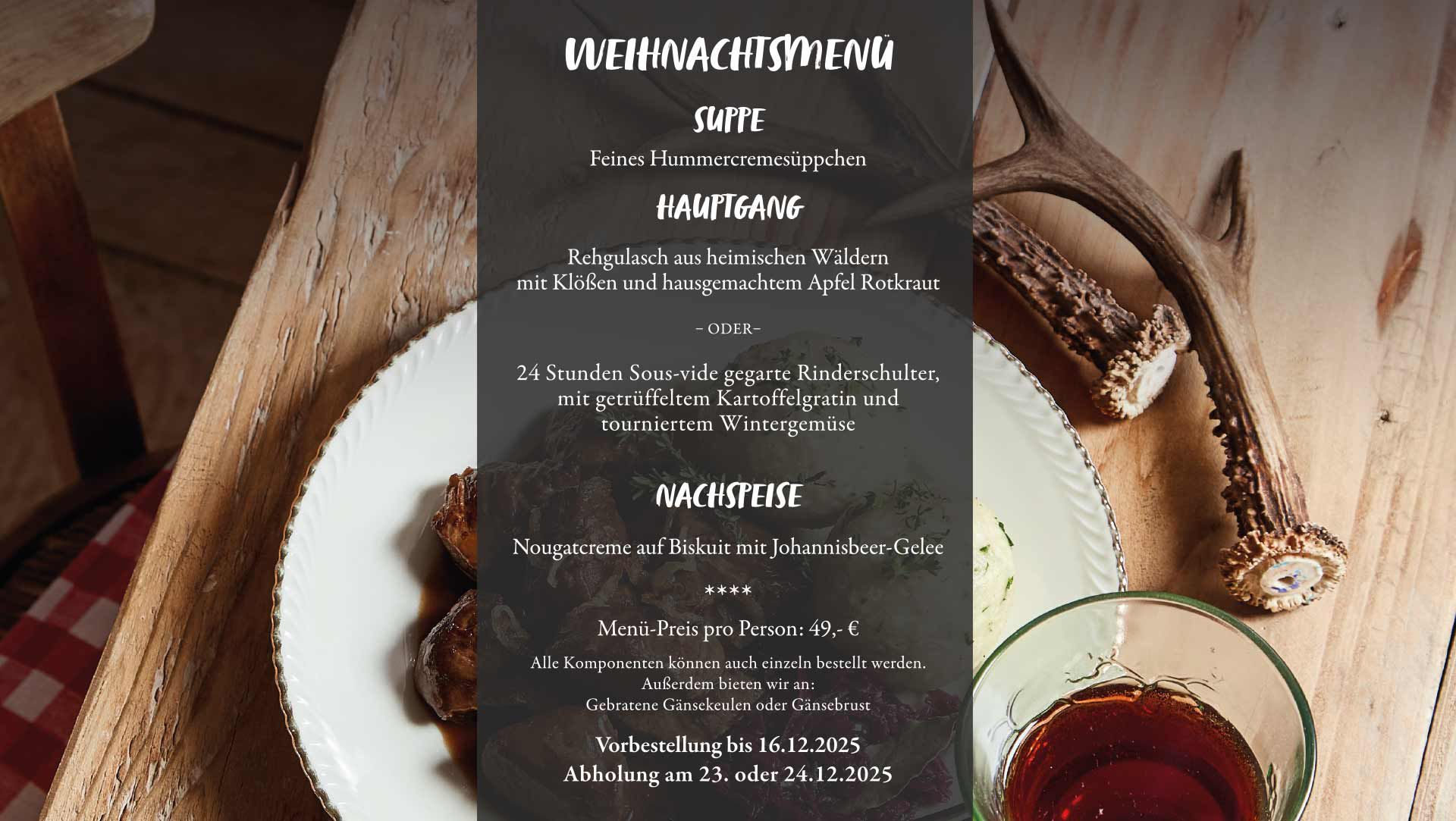 Teller mit Rehgulasch, serviert mit Klößen und Apfelrotkraut. 