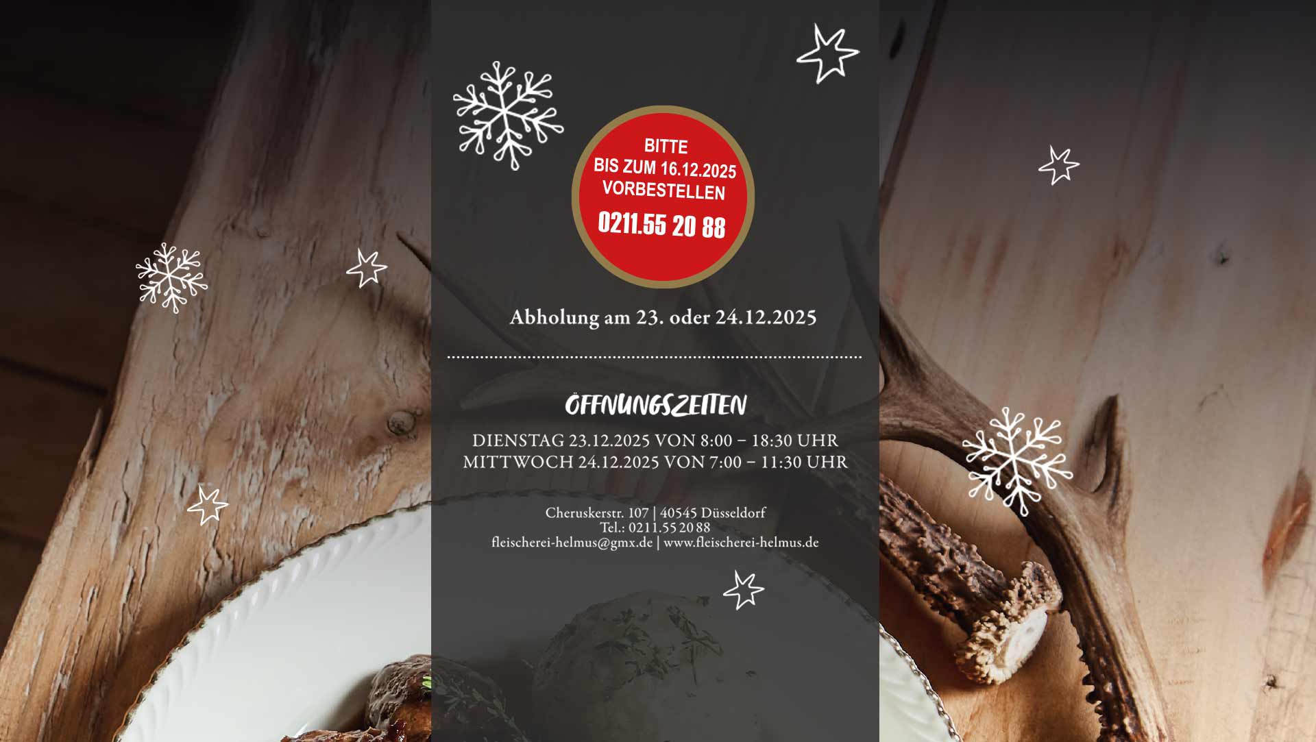 Teller mit Rehgulasch, serviert mit Klößen und Apfelrotkraut. 