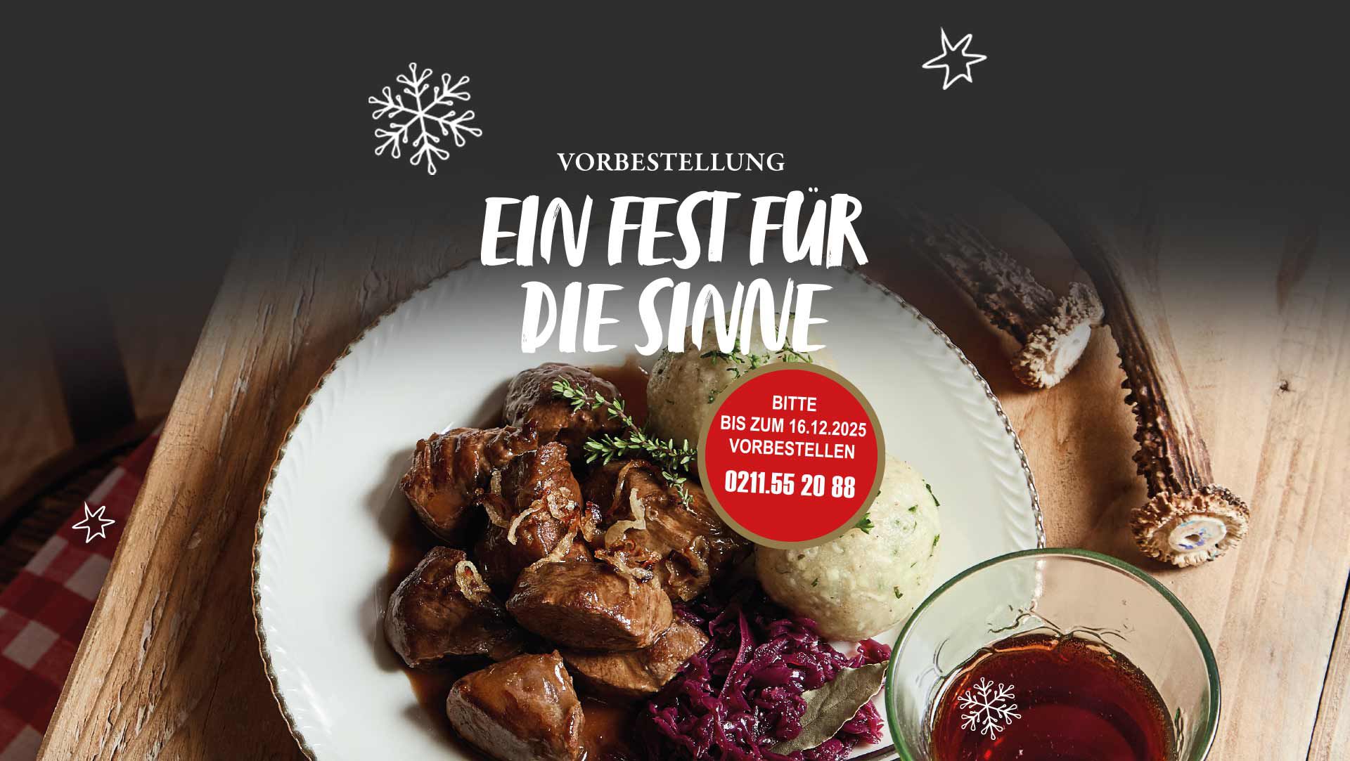 Teller mit Rehgulasch, serviert mit Klößen und Apfelrotkraut. 