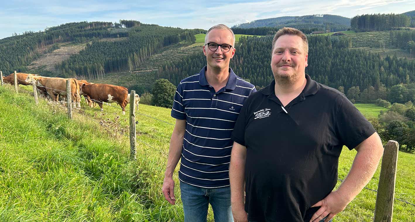 Stephan Helmus und Landwirt Sven Hartmann lächeln in die Kamera