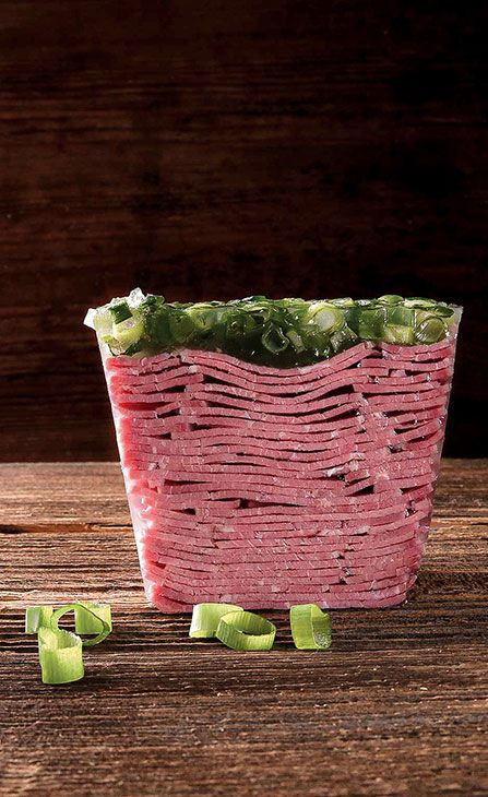 Sülze geschmückt mit kleinen streifen Lauch.