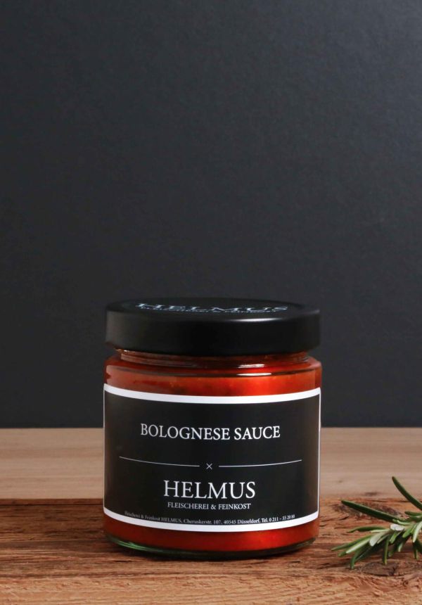 Glas mit Bolognese-Sauce, platziert auf einem natürlichen Holzuntergrund.